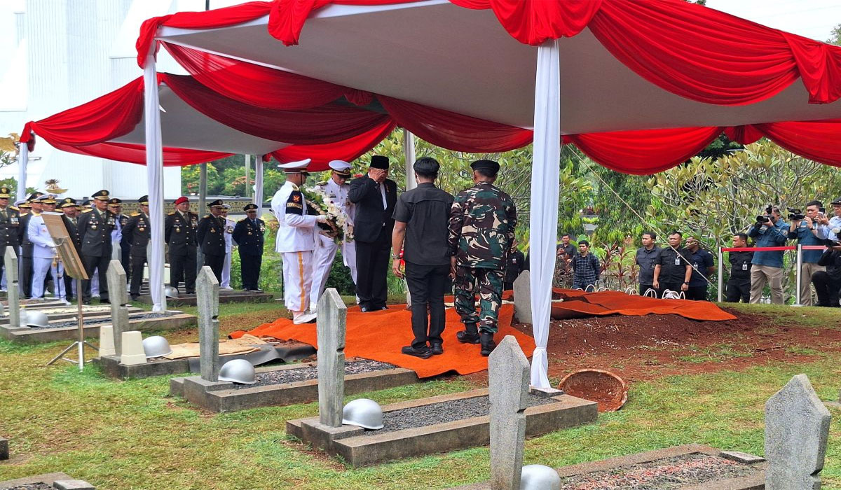 Menhan Sjafrie Turun Langsung Pimpin Pemakaman Juwono Sudarsono, Suasana Mengharukan Tak Terbendung